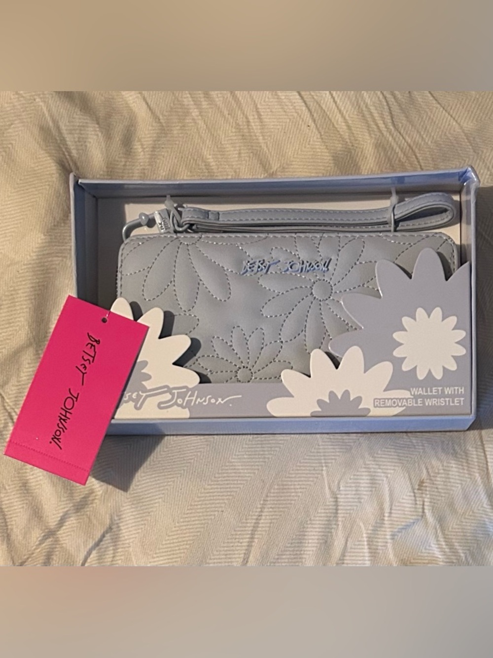 BETSEY JOHNSON Light Blue Quilted Flower Zip Around Wallet With Wristlet NWTS - Picture 3 of 7
